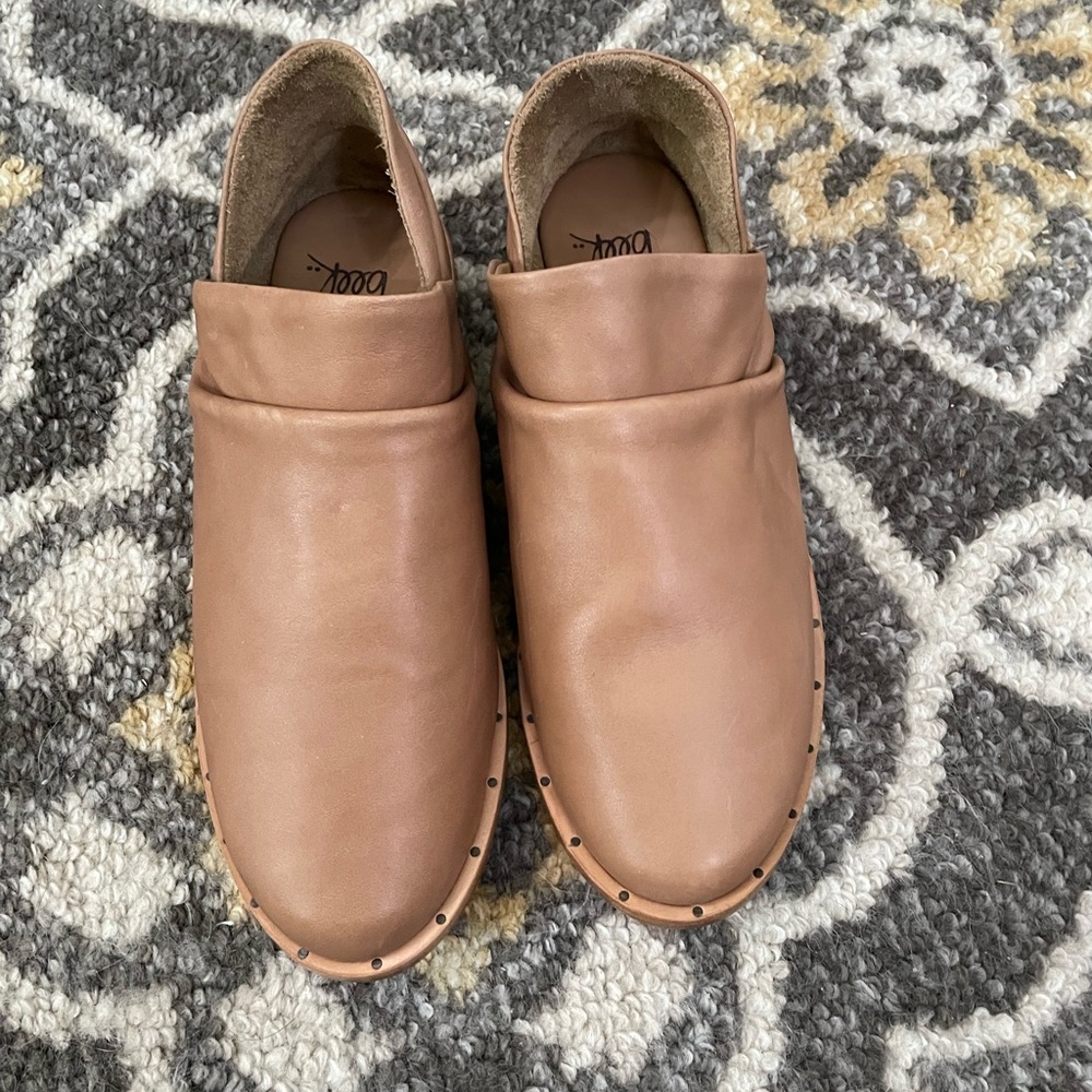 Beek tan leather puffin shoe. Size 7. Brand New! Retail $350
